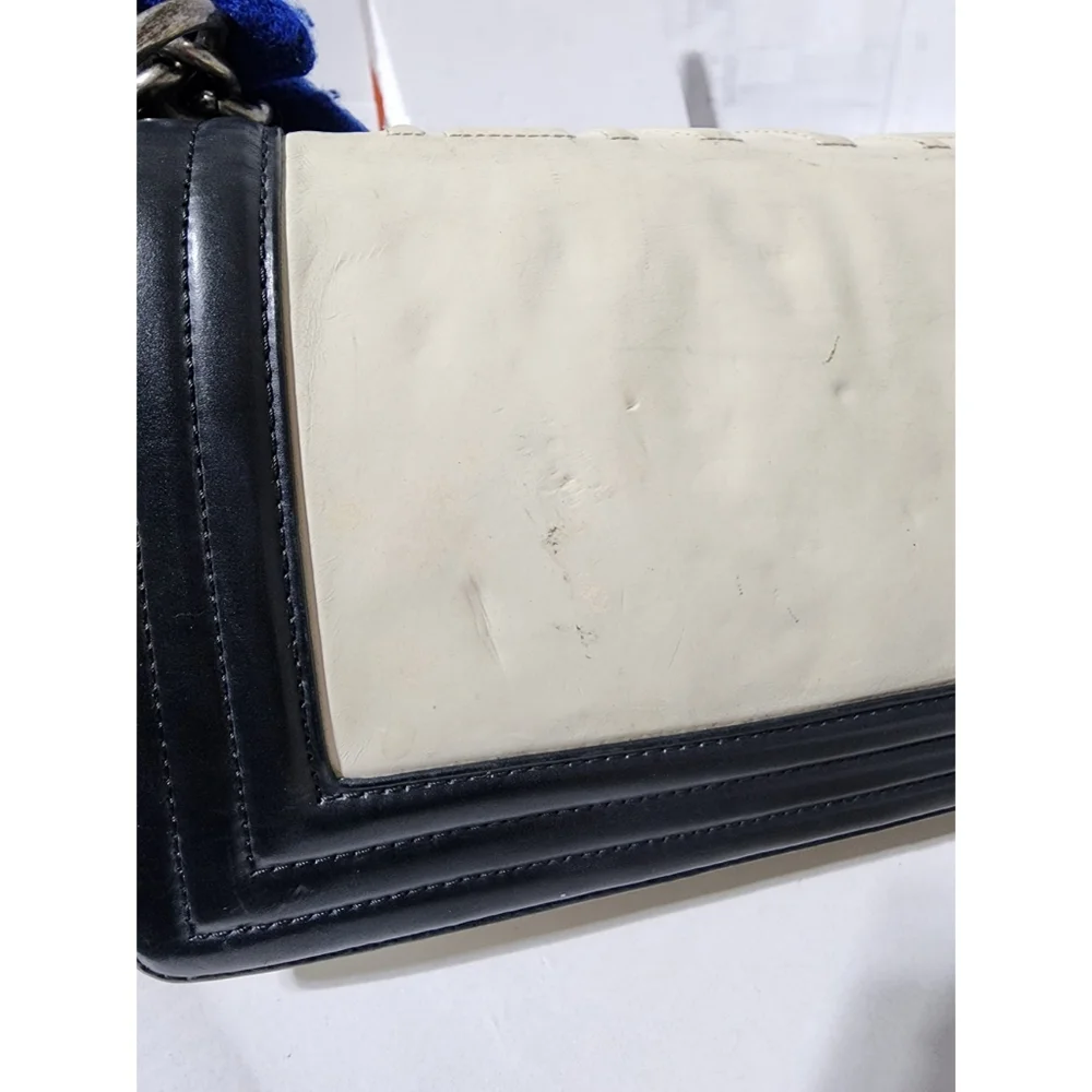 Chanel Medium Clasp Boy Bag Cream/Black - Picture 13 of 16